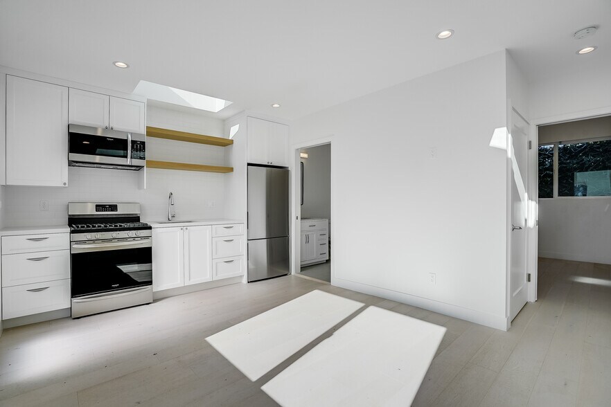 Building Photo - 10965 Braddock Dr