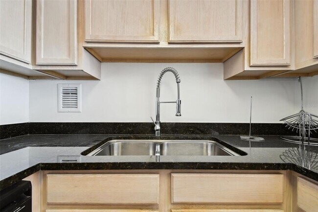 Building Photo - 880 Mandalay Ave