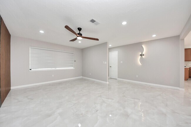 Building Photo - 1503 Locklaine Dr