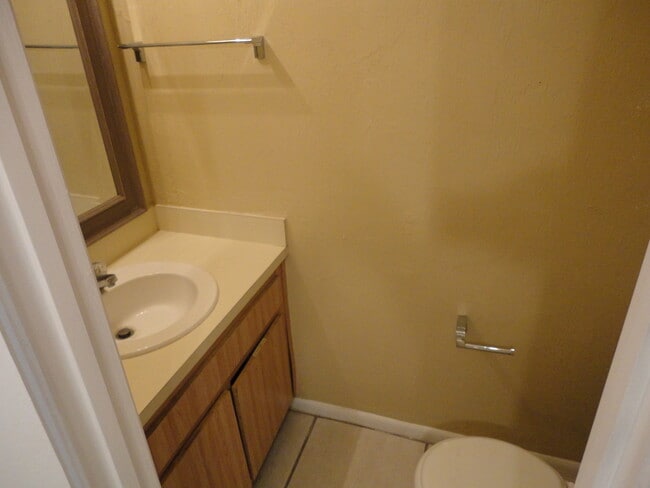 Building Photo - Nice 2 bedroom/ 1 1/2 bath town-home in Mill Run