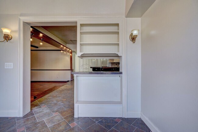 Building Photo - 4 bed 3 bath home!