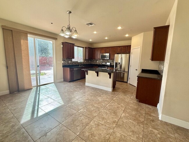 Building Photo - Hollister-Beautifully Updated 4BD/3BA Home with Garden Backyard in Prime Hollister Location