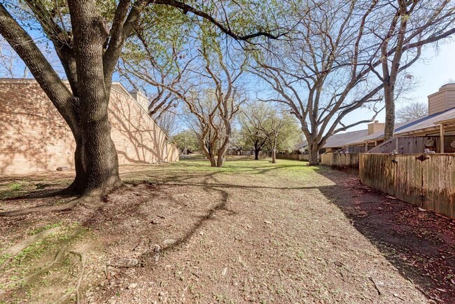 Building Photo - 7211 Lakewood Dr