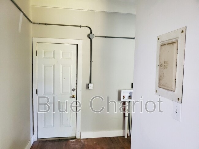 Building Photo - 303 Broad St W