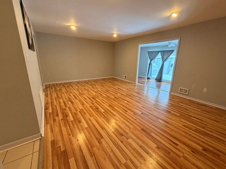 Building Photo - 11 Van Pelt Ct