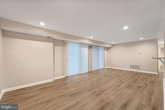 Building Photo - 151 Kenwood Dr