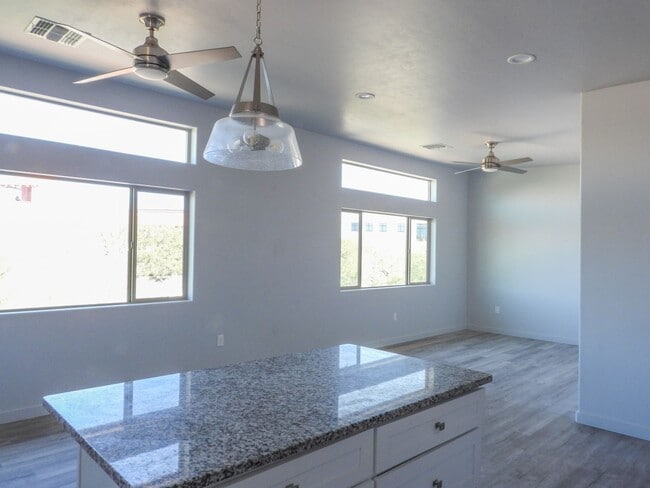 Building Photo - 3 Bedroom 2.5 Bath Home