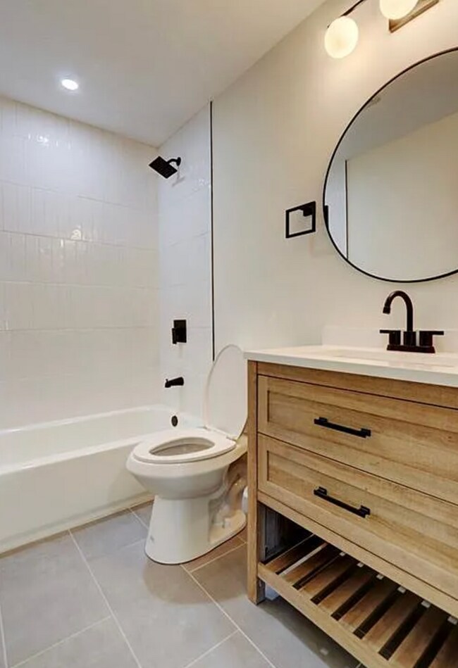 Building Photo - Beautifully remodeled 4-bedroom, 2-bath ho...