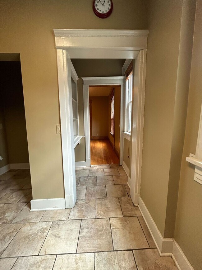 Building Photo - Beautiful 2 Bedroom Townhouse!