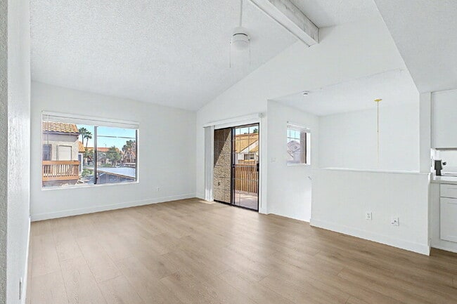 Building Photo - 818 S Westwood