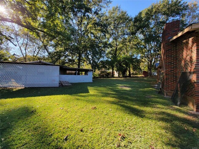 Building Photo - NEW Floors, Roof, Lights, Appliances, ect....