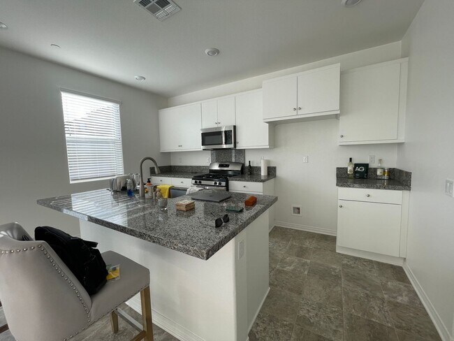 Building Photo - Beautiful Three Bedroom Two and a Half Bathroom Home in Murrieta!