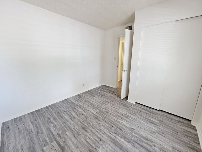 Building Photo - 3 Bedroom 2 Bath Condo Available Now!