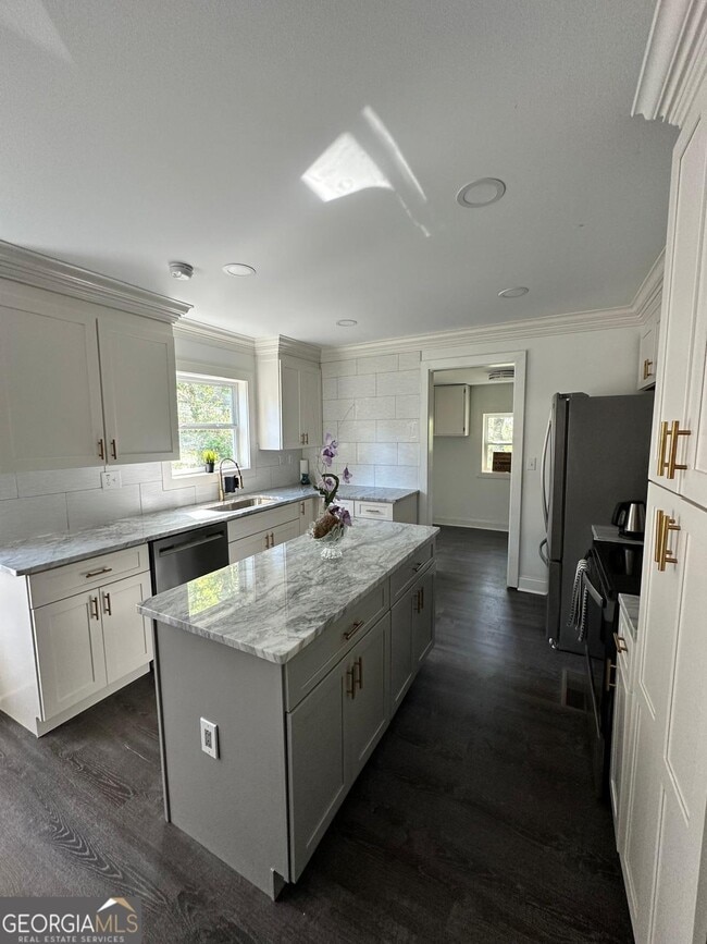 Building Photo - 1914 Montrose Dr