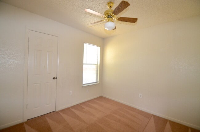 Building Photo - AMAZING 4 BED/ 2 BATH HOME IN WESTERN HILL...