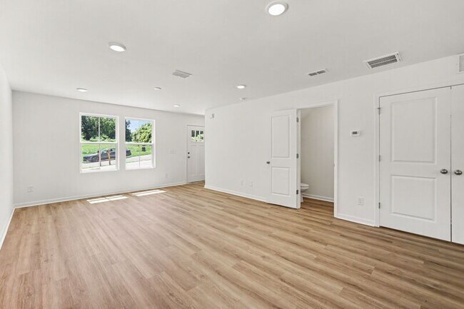 Building Photo - 518 W Rankin Ave