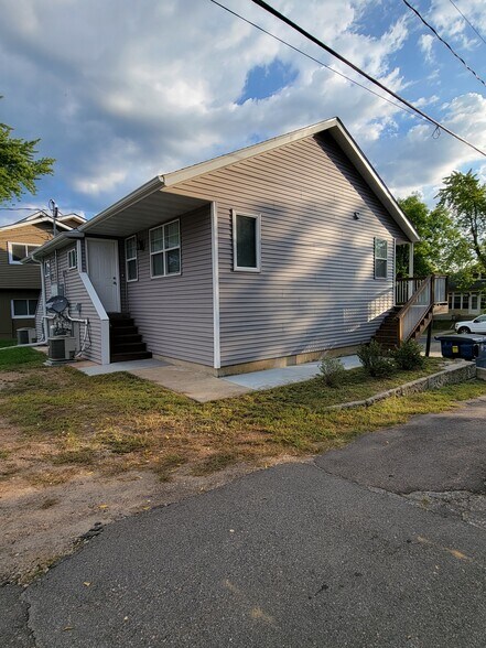 Building Photo - 318 Lewis St S