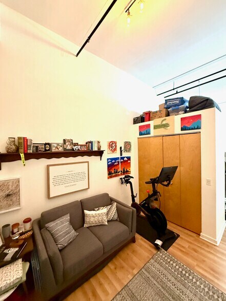 Building Photo - 1224 W Van Buren St