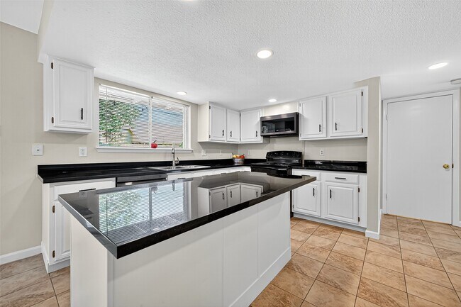 Building Photo - 813 Lakeview Dr