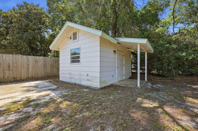 Building Photo - 338 Coral Dr SW