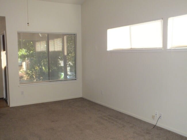 Building Photo - Rescue duplex 2/1 home w garage $2195
