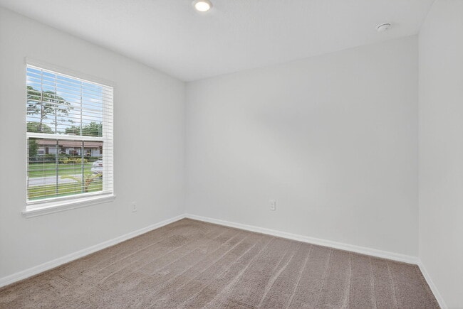 Building Photo - 657 NE Horizon Ln