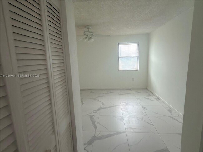 Building Photo - 2000 Biarritz Dr