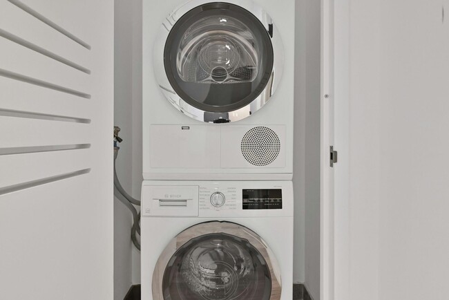 Building Photo - 2 Shore Ln