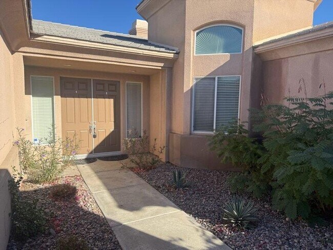 Building Photo - Large 3 bed 2.5 bath with pool and Gargae