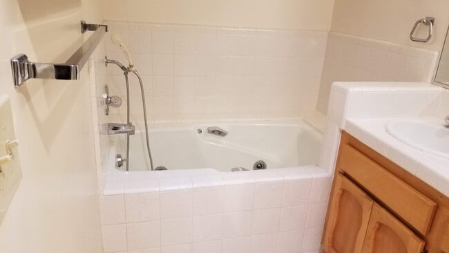 Building Photo - Central Roseville, Single Story Large Yard...