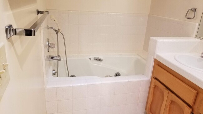 Building Photo - Move In Special: Central Roseville, Pool, Gardner Single Story Large Yard,  3 bedrooms, 2 baths, ...