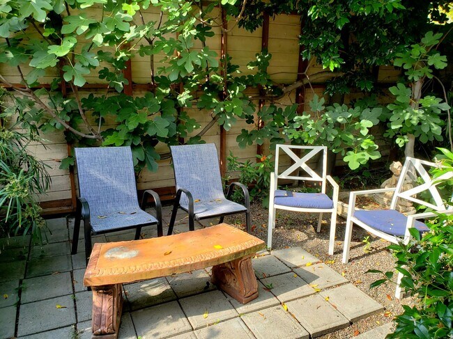 Building Photo - 713 Huntley Dr