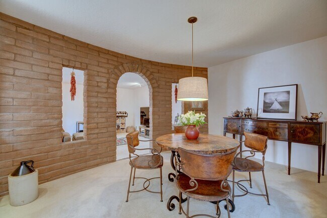 Building Photo - Executive 4 bedroom NE Heights home