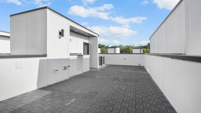 Building Photo - 910 Youngs Ln