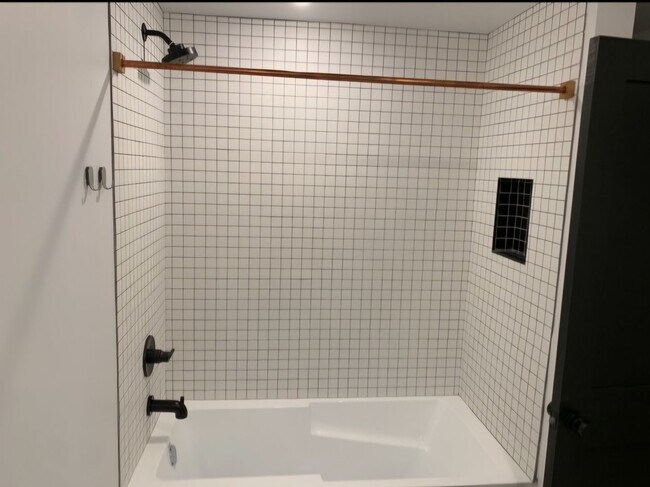 Building Photo - Modern Large 1 BED 1.5 BATH in Port Richmond!