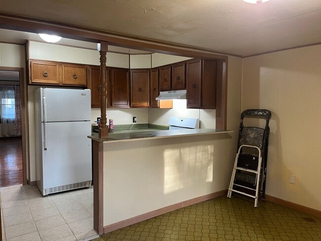 Building Photo - Clean 2 Bedroom home with hardwood flooring & large backyard