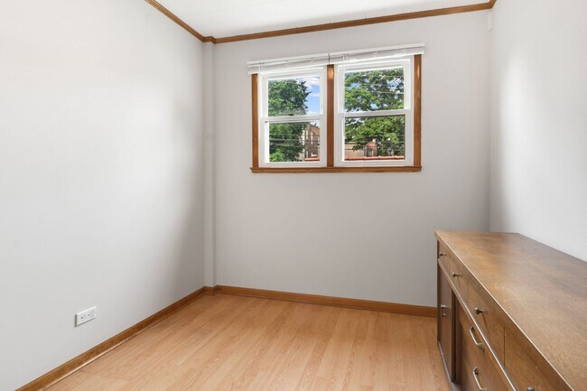 Building Photo - 2630 N Sacramento Ave