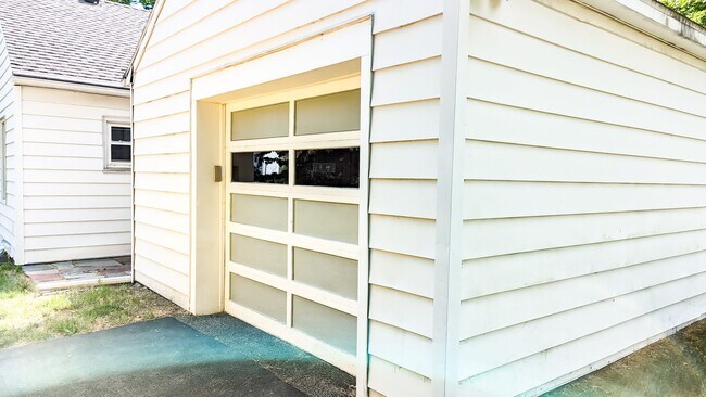 Building Photo - 3 Bedrooms, 1.5 Bathrooms - Guilderland Schools