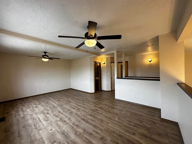 Building Photo - 800 Halter Dr SW