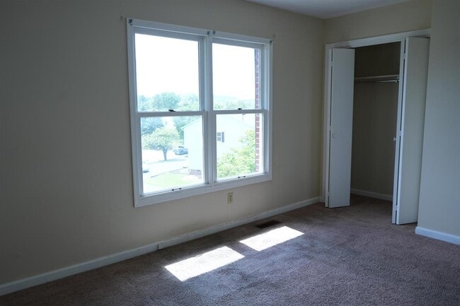 Building Photo - 832 Vine St