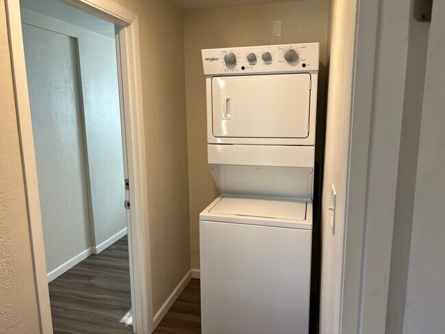 Building Photo - Updated 2-bedroom duplex in Thurston!