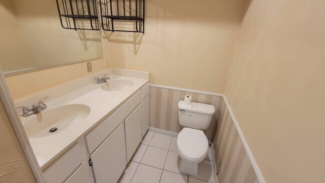 Building Photo - 3136 Seminole Dr