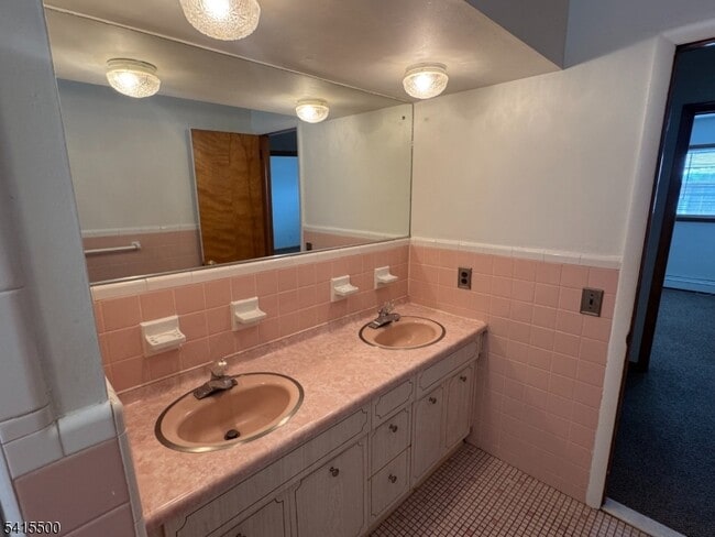 Building Photo - 83 Maple Ave