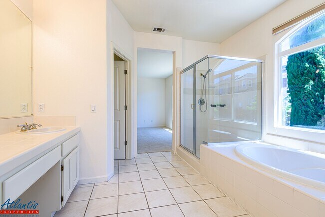 Building Photo - Beautiful Home | Remodeled Kitchen | Centr...
