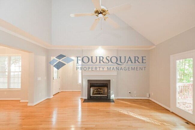 Building Photo - Townhome | 1st Floor Master Bedroom/ Full ...