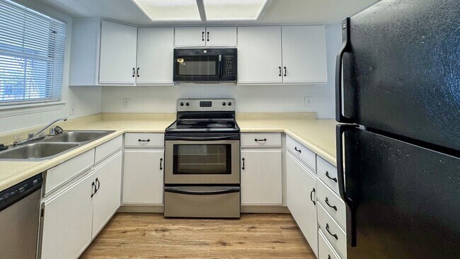Building Photo - Las Vegas 2-Bed, 2-Bath Condo in Secure Ga...