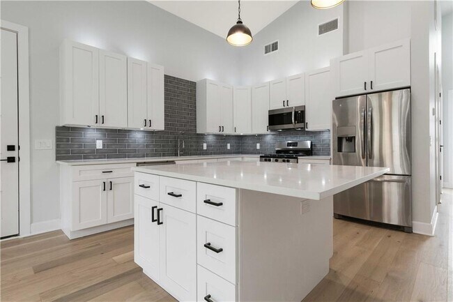 Building Photo - 1210 Brentwood St