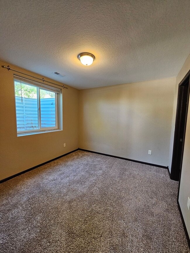 Building Photo - 4 BEDROOM | 3 BATH | TOWNHOME | GARAGE | WEST SIDE