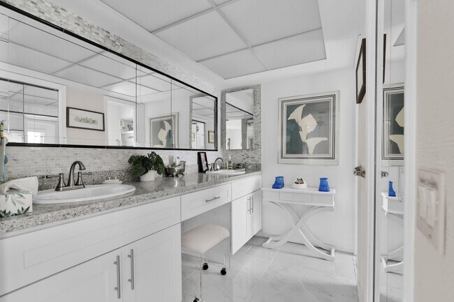 Building Photo - 450 French Royale Cir