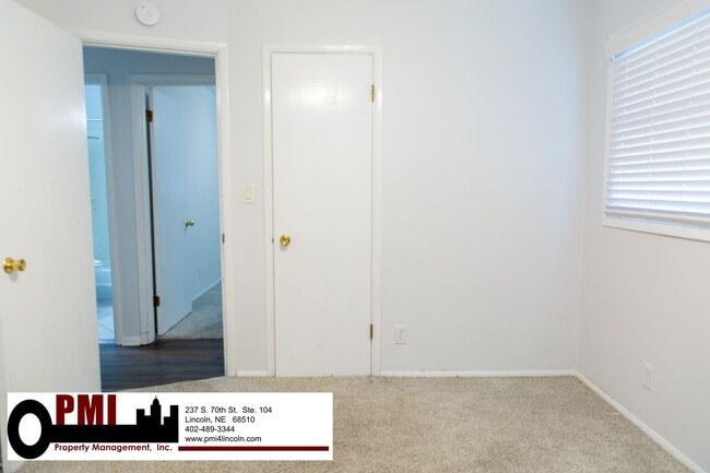 Building Photo - 8030 N Hazelwood Dr